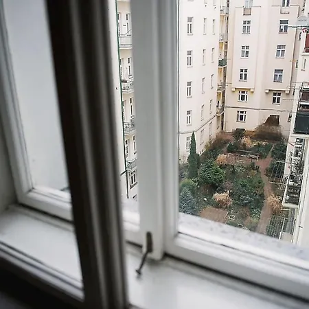 Stylish And Unique 2 Bedroom Flat With Balcony In Letna 公寓 *