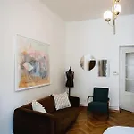 Stylish And Unique 2 Bedroom Flat With Balcony In Letna براغ
