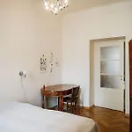 Stylish And Unique 2 Bedroom Flat With Balcony In Letna شقة