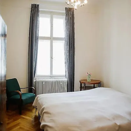 Stylish And Unique 2 Bedroom Flat With Balcony In Letna Apartamento