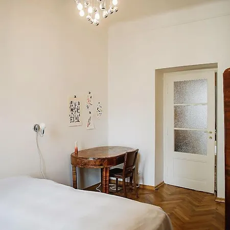 Stylish And Unique 2 Bedroom Flat With Balcony In Letna Apartamento