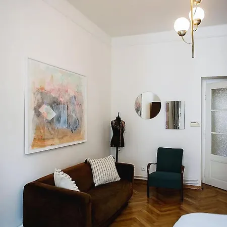 Stylish And Unique 2 Bedroom Flat With Balcony In Letna Prague